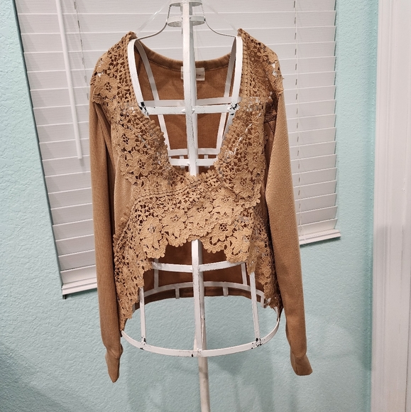 1 4 3 Story Tan Ribbed Lace Crop Top Sz Small NWT 3/$30 - Picture 2 of 6